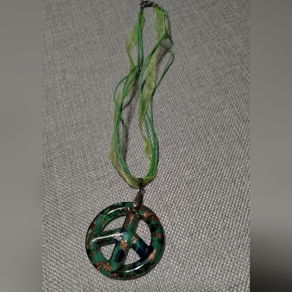 NIB Glittered Glass Peace Sign Pendant Green/Gold - Picture 6 of 10
